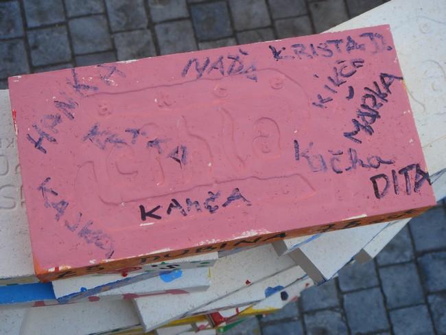 cihla holek-možná jste to v praze viděli.jpg
